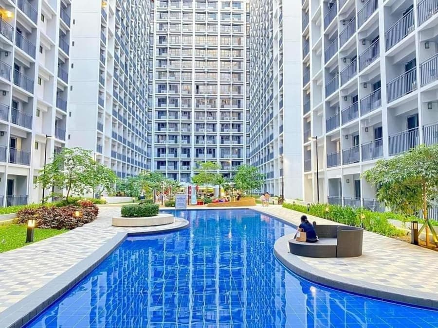 E & R Staycation Condotel near Mall of Asia