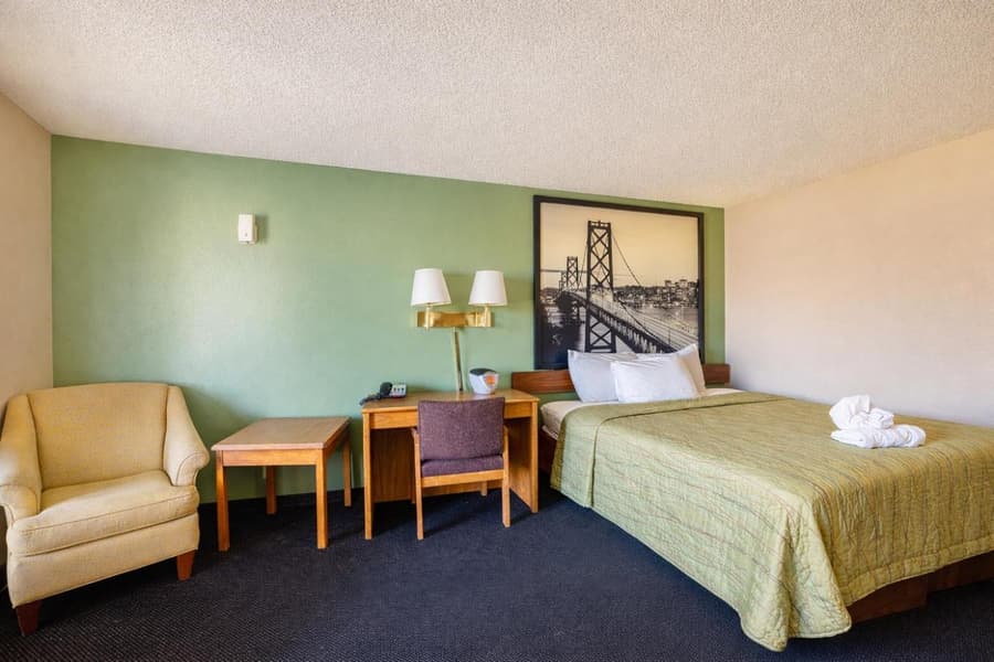 Super 8 by Wyndham Barstow