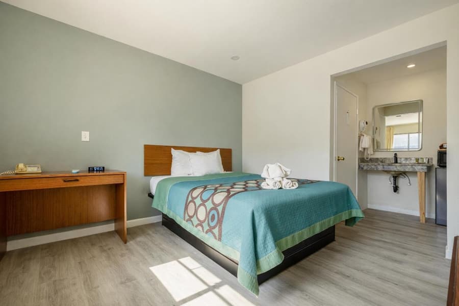 Super 8 by Wyndham Barstow